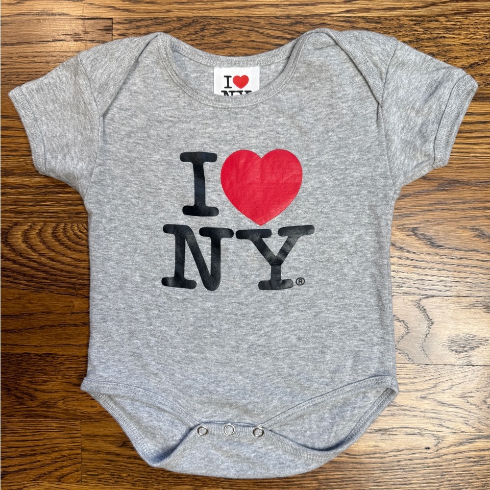 Rafia USA Gray I ❤️ New York Baby Graphic Onesie Size 12-18 Months